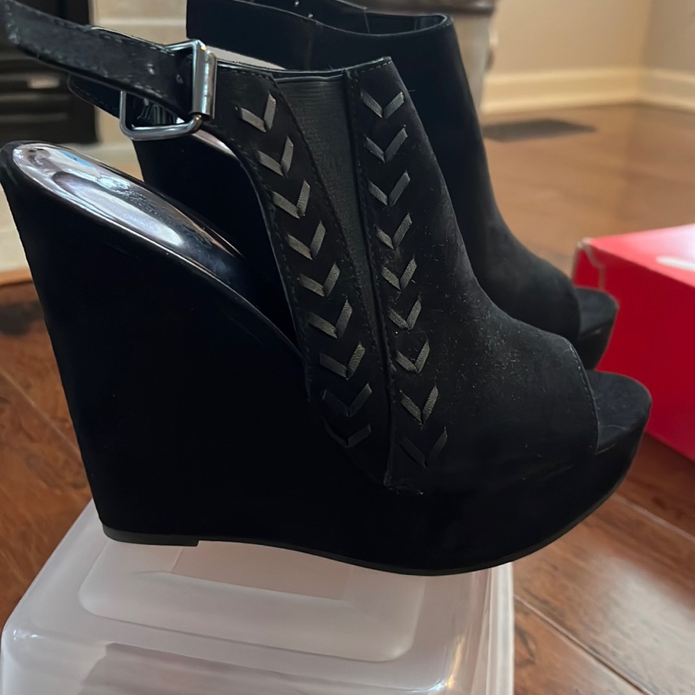 Carlos by Carlos Santana “Britt” mule platform wedge. Size: 7.5 Color/Black